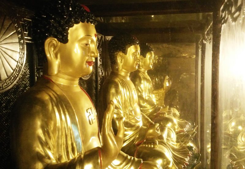 Bàn thờ Phật được đặt ngay chính giữa hang sơn động.