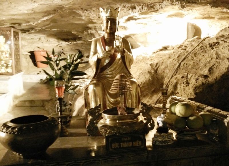 Hang sáng có chiều cao khoảng 2m, dài 25m, rộng 15m. Từ cửa chùa, đi hết sẽ có có cửa hang lớn trước mặt là thung lũng xanh. Khi đi qua hang, dễ nhận ra, trần hang động đã trở thành những mái chùa kiên cố, che chắn chốn thiêng ngự trị của Phật, của Mẫu đã hàng bao thế kỷ nay.