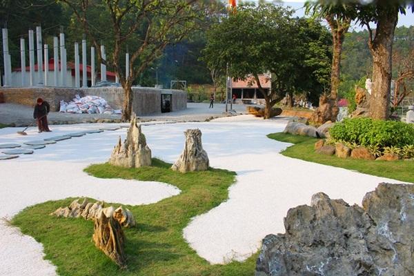 Chùa Địa Tạng Phi Lai (tên Nôm còn gọi chùa Đùng) tọa lạc ở thôn Ninh Trung, xã Liêm Sơn, huyện Thanh Liêm, tỉnh Hà Nam