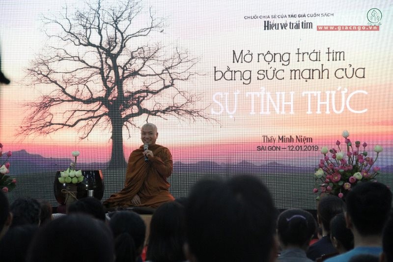 Bạn trẻ đến nghe ĐĐ.Minh Niệm chia sẻ về sự tỉnh thức