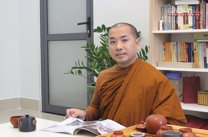 Thầy là tác giả sách Hiểu về trái tim (Nxb Trẻ), Làm như chơi (SaigonBooks & Nxb Văn Hóa - Văn Nghệ), có nhiều năm hướng dẫn thiền và tâm lý trị liệu ở trong và ngoài nước.