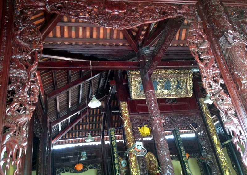 Những mảng gỗ quý được trang trí trong chùa