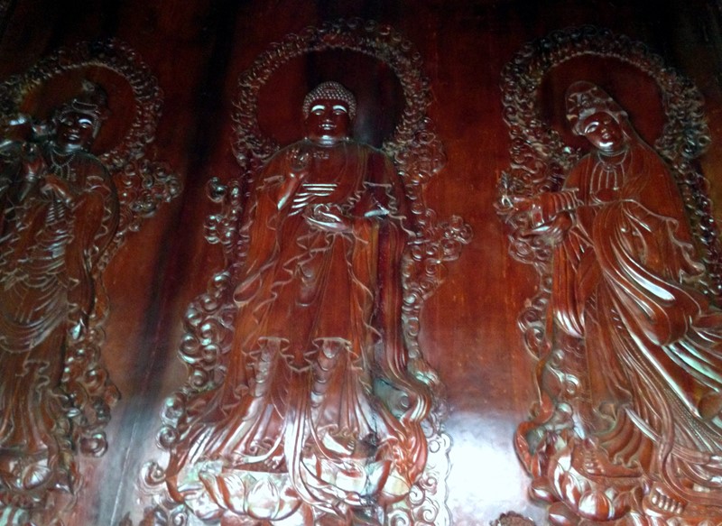 Những bức tượng Phật làm bằng gỗ
