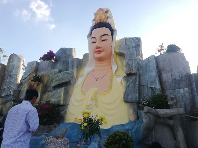 Núi nhân tạo với tượng bán thân Phật Quan Âm nổi bật trên cao.