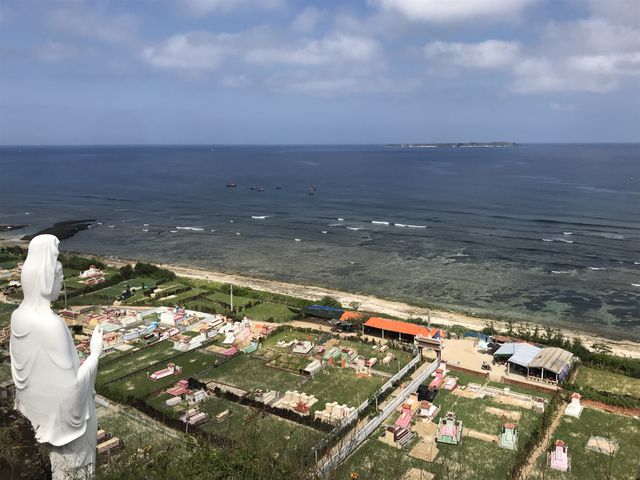 Mùa Phật đản đang về. Như mọi ngôi chùa khác trên đất nước mình, chùa Đục trên đảo Lý Sơn cũng dường như mới ra, như rộng hơn khi lòng du khách và Phật tử hành hương về đây cũng bắt đầu hướng trọn theo mùa lễ lớn nhất trong năm của đạo Phật. Ảnh: Quốc Triều