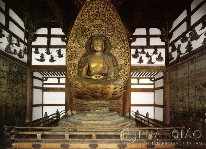 Tượng Phật vàng của ngôi chùa này cao 5,5 mét. Chiếc chuông cao 1,5 mét và nặng 3 tấn.