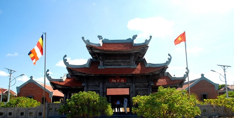 Chùa Song Tử Tây tọa lạc tại đảo Song Tử Tây là ngôi chùa lớn nhất tại quần đảo Trường Sa. Chùa đã được tôn tạo, sửa chữa với những cột gỗ lớn và vật liệu chất lượng tốt. Trong ảnh là cổng chùa nhìn từ bờ biển.