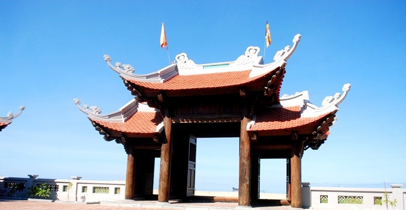 Cổng chùa hướng ra vùng biển rộng mênh mông, xanh ngắt.
