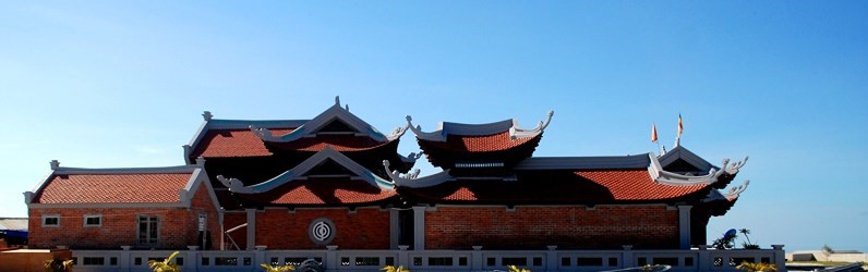 Toàn cảnh chùa Sơn Linh nhìn từ hông bên trái.
