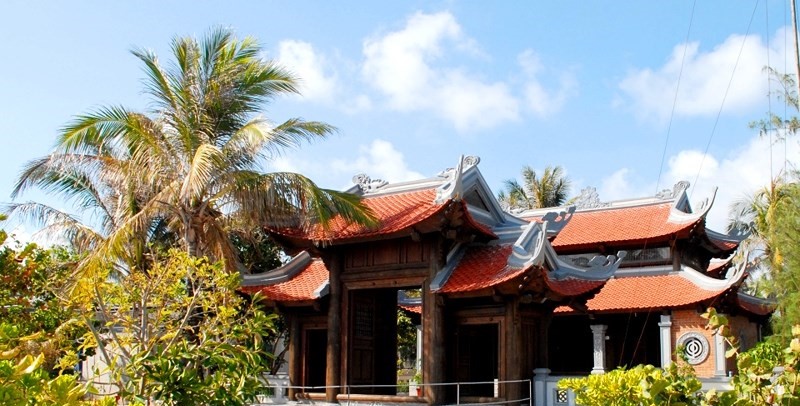 Chùa Nam Yết nằm trên hòn đảo cùng tên mới được tôn tạo gần đây. Chùa có kiến trúc tương tự các chùa Song Tử Tây, Sơn Ca nhưng có diện tích nhỏ hơn.