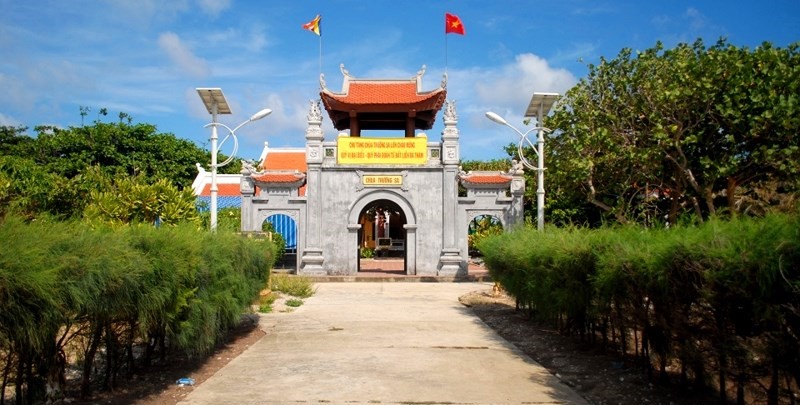Nằm tại thị trấn Trường Sa, chùa Trường Sa Lớn có cổng ra vào tương đối khác biệt với những ngồi chùa còn lại vì làm bằng gạch và xi măng.