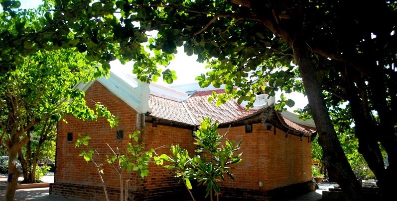 Chùa Trường Sa Lớn nằm dưới bóng cây xanh mát tại thị trấn Trường Sa, Khánh Hòa, Việt Nam.