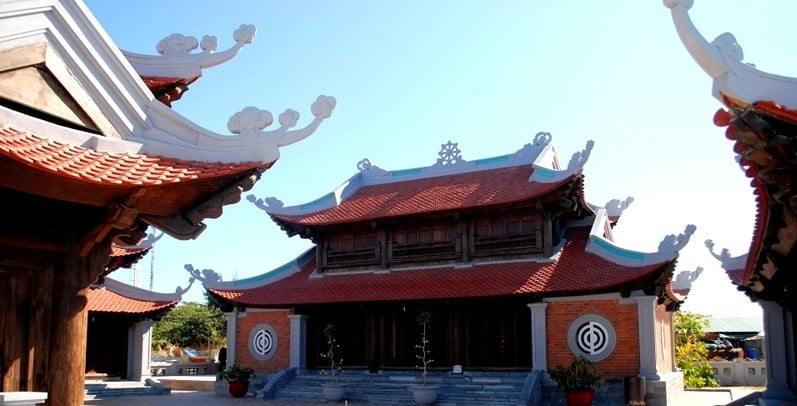 Các tòa nhà của chùa Sơn Linh đều được xây dựng rất công phu.