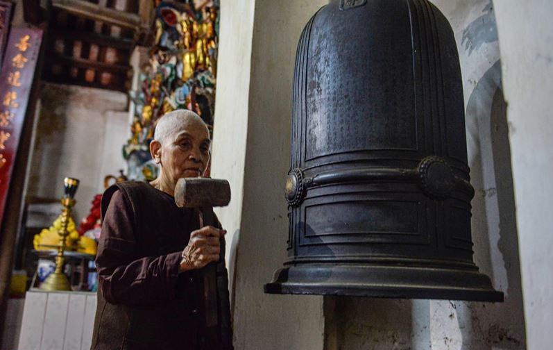 Cụ Thích Đàm Chỉnh (88 tuổi) tu hành trong chùa Bà Đanh từ nhỏ, giờ đây, hàng ngày vẫn làm công việc quét dọn. Hiện có 3 nhà sư tuổi cao trông coi chùa.