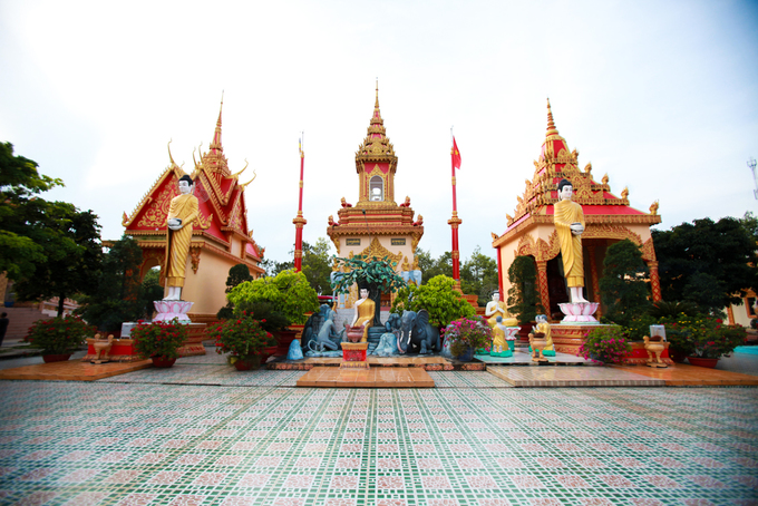 Chùa là trung tâm tôn giáo lớn và đẹp bậc nhất của người Khmer ở Bạc Liêu và cả vùng Nam Bộ, khởi công từ năm 1887. Khuôn viên chùa rộng, có nhiều hạng mục như: chánh điện, sala, mộ tháp… Các công trình này cách nhau cả trăm mét, xen giữa là những khoảng sân, mảnh vườn, cây cối, tạo một không gian thanh bình, yên ả.