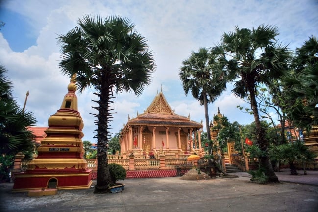 Nằm ở số 53 đường Tôn Đức Thắng, thành phố Sóc Trăng, tỉnh Sóc Trăng, chùa Kh’Leang là một trong những chùa Khmer có lịch sử lâu đời và kiến trúc đẹp nhất của khu vực Nam Bộ.