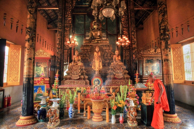 Phong cách kiến trúc – điêu khắc của chùa Kh’Leang không chỉ thuần Khmer mà còn thể hiện sự giao thoa với văn hóa Hoa – Việt, thể hiện bằng các dòng Hán tự được khắc trên thân các cây cột và bao lam mang phong cách, họa tiết Việt.
