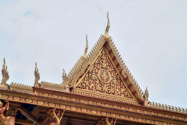 Bộ mái chùa được xây theo ba nếp. Nếp giữa lớn hơn nếp phụ ở hai bên và không có tháp nóc chùa. Mái có các chỏm nhọn, độ dốc cao, có gắn các phù điêu chim thú trong sự tích Phật giáo.
