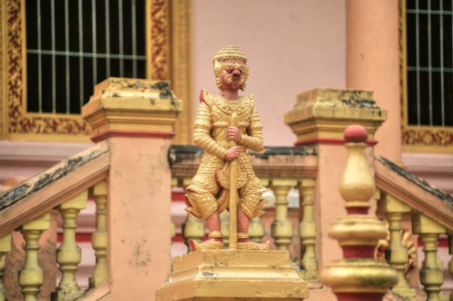 Hai bên bậc thềm ở phía trước chánh điện có tượng Yeak (Chằn), linh vật bảo vệ ngôi chùa. Trong truyện cổ Khmer, Yeak là nhân vật có dáng vẻ hung dữ, tượng trưng cho cái Ác nhưng đã được đức Phật cải hóa.