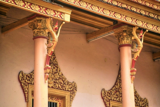Hai bên bậc thềm ở phía trước chánh điện có tượng Yeak (Chằn), linh vật bảo vệ ngôi chùa. Trong truyện cổ Khmer, Yeak là nhân vật có dáng vẻ hung dữ, tượng trưng cho cái Ác nhưng đã được đức Phật cải hóa.
