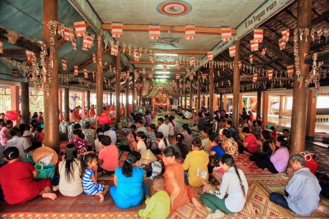 Trong khuôn viên chùa Kh’Leang còn có các kiến trúc phụ khác như Sa-la (nhà hội họp), nhà ở của sư trụ trì (cũng là nơi lưu trữ kinh kệ, tài liệu), nhà ở của các vị sư (am), nhà khách, và một ngôi trường dạy tiếng Khmer bậc trung cấp.