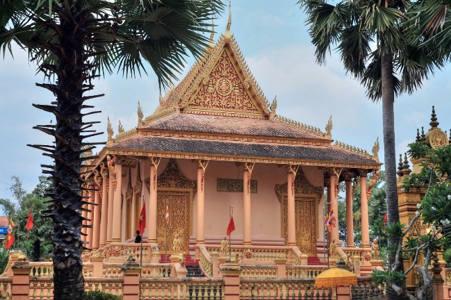 Vị trí chùa ngay trung tâm thị xã, bên bờ sông Trăng thơ mộng chia đôi thị xã, trong một khuôn viên rộng lớn, được bao bọc bằng hàng rào, với cổng ra vào được trang trí những hoa văn cổ truyền Khmer, dưới những tán cổ thụ mát rượi.