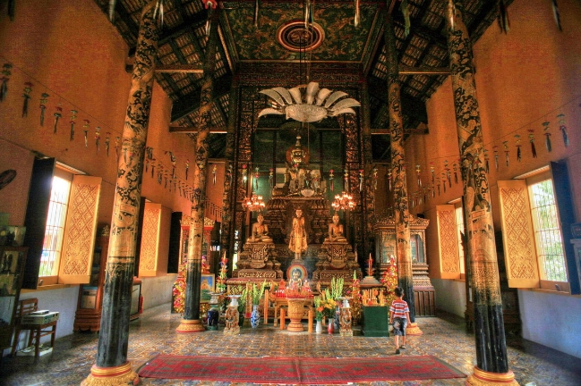 Toàn bộ khối chính điện chùa Kh’Leang được dựng bởi 60 cột trụ, chia làm 6 hàng. Bên trong chính điện, bệ thờ và nơi đặt các tượng ở hai gian trong cùng.