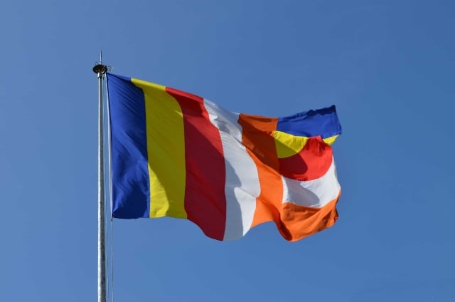 Nguồn gốc và ý nghĩa lá cờ ngũ sắc của Phật giáo cũng mang ý nghĩa tương tự như của lá cờ LGBT - đại diện cho sự đa dạng của con người. Qua hình ảnh liên quan, bạn sẽ hiểu hơn về tác động của tôn giáo đến sự chấp nhận và tolerating đa dạng và tính khác biệt.
