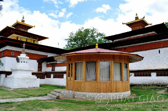 Kyichu Lhakhang, một trong những ngôi chùa cổ nhất tại Vương quốc Phật giáo Bhutan, nguyên sơ được kiến tạo vào thế kỷ thứ 7 bởi người sáng lập Đế quốc Tây Tạng, Đức Vua Songtsen Gampo (松赞干布, ? - 650), ngôi cổ tự Kyichu Lhakhang là một trong 108 ngôi chùa thuần hóa biên giới do vị Anh minh hoàng đế Phật tử Songtsen Gampo kiến tạo.