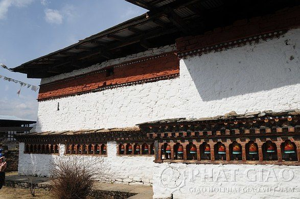 Từ những thập niên 1836-1838, ngôi già lam cổ tự Kyichu Lhakhang đã được phục hồi và được thánh hiến bởi Je Khenpo Sherab Gyaltshen thứ 25 (1836-1839). Năm 1971, Hoàng hậu Kesang Jigen Wangchuck, nữ hoàng của Đức vua Jigme Dorji Wangchuck (Tại vị: 24/07/1972–09/1212006) đã xây dựng ngôi chùa thứ 2 bên cạnh ngôi già lam cổ tự Kyichu Lhakhang từ năm 1968 đến 1971 hoàn thành.