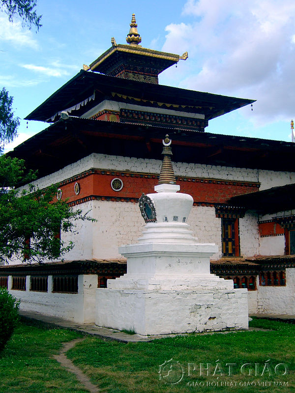 Vương quốc Phật giáo Bhutan là vùng đất với rất nhiều tự viện mà hầu hết là các ngôi già lam tự viện Phật giáo được xây dựng trong khoảng 150 năm qua, trừ ngôi già lam cổ tự Kyichu Lhakhang. Ngôi già lam cổ tự nói trên thậm chí được xây dựng sớm hơn nữa. Nằm trong thung lũng Paro đẹp như tranh vẽ, ngôi già lam cổ tự Kyichu Lhakhang do một vị vua Tây Tạng xây dựng để chế ngự một con quỷ dữ.