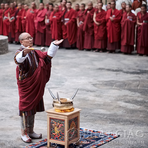 Chủ tịch Trung tâm Nghiên cứu Bhutan và Trung tâm nghiên cứu và thực tập những phương pháp tạo dựng hạnh phúc (GNH) và Trung tâm Nghiên cứu Bhutan (CBS & GNHR), Dasho Karma Ura khai mạc Hội thảo, hôm thứ Năm, ngày 18/04/2019. Ảnh: Craig Lewis