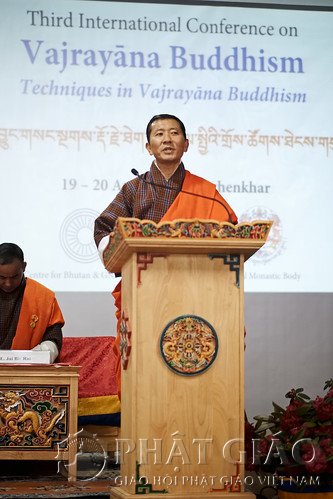 Thủ tướng Chính phủ Vương quốc Phật giáo Bhutan, Lotay Tshering phát biểu quan trọng trong buổi khai mạc Hội thảo Khoa học Quốc tế với chủ đề “Truyền thống và phương pháp tiếp cận đương đại để thực hành Phật giáo Kim Cương Thừa thế kỷ 21”, ngày 18/04/2019. Ảnh: Craig Lewis