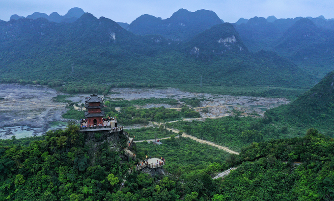 Chùa Ngọc nằm trên đỉnh núi cao 468 m, thuộc quần thể chùa Tam Chúc (Hà Nam). Chùa có chiều cao 13 m, rộng 36 m2 được xem là một trong những kiệt tác về kiến trúc đá tại Việt Nam.