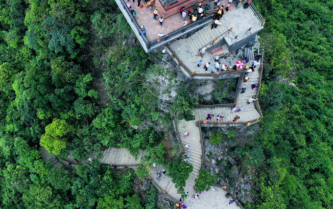 Để lên tới chùa Ngọc, du khách phải leo 299 bậc thang bằng đá.