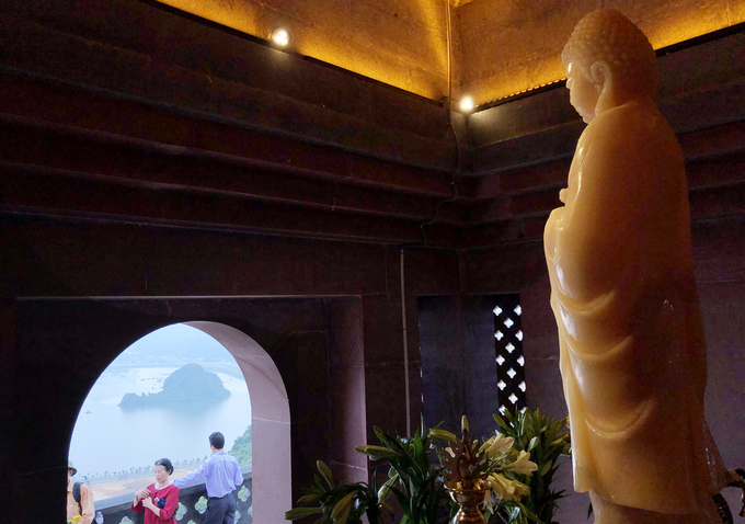 Từ tượng Phật nhìn ra là cảnh quan hùng vĩ của ngôi chùa với mặt trước có 6 quả núi giữa lòng hồ.