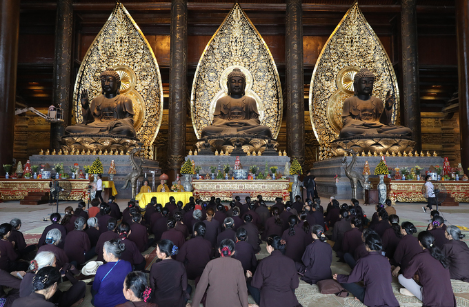 Ba pho tượng Phật bằng đồng dát đồng đen, mỗi bức nặng 200 tấn đặt giữa trung tâm điện Tam Thế. Điện được thiết kế 3 tầng mái cong, mang kiến trúc đình chùa Việt, cao tới 39 m, mặt sàn 5.400 m2, đủ diện tích để đón 5.000 phật tử cùng hành lễ.