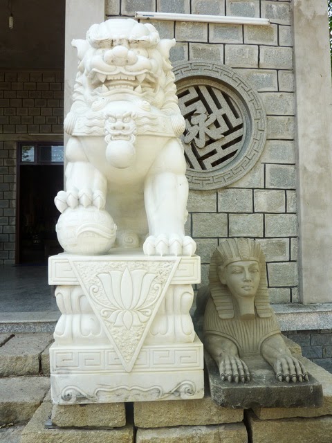 Sư tử Tàu và nhân sư Ai Cập nằm cạnh nhau trước cửa chùa. Ảnh: Phạm Hoài Nhân
