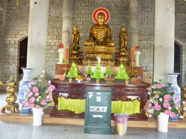 Tượng Phật nơi chính điện, bằng sa thạch, có tuổi đời bằng với tuổi của chùa, tức là hơn 100 năm. Ảnh: Phạm Hoài Nhân