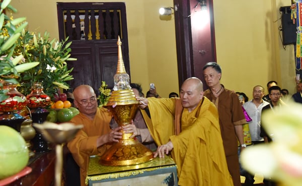 Chư tôn đức làm lễ An vị Xá Lợi Phật