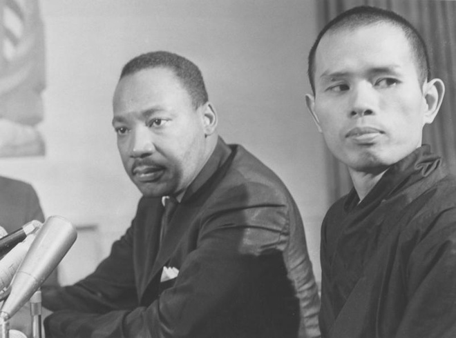 Thiền sư Thích Nhất Hạnh nhiều lần đến Mỹ để nghiên cứu và diễn thuyết tại Đại học Princeton và Đại học Cornell. Sau này, ông tham gia giảng dạy tại Đại học Columbia. Tuy nhiên, mục đích chính trong những chuyến đi ra nước ngoài của ông vẫn là vận động cho hòa bình. Trong ảnh, thiền sư gặp mặt Martin Luther King, nhà hoạt động dân quyền người Mỹ gốc Phi vào năm 1966. Ảnh: Sweeping Zen