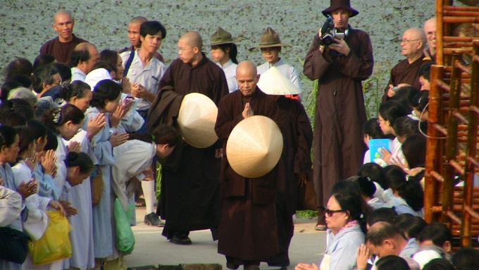 Thiền sư trở về Việt Nam hai lần vào năm 2005 và năm 2007, đi khắp đất nước, tổ chức những khóa tu, buổi pháp thoại và gặp gỡ các tăng ni phật tử. Đầu năm 2007, ông tổ chức ba trai đàn chẩn tế lớn tại ba miền Việt Nam với tên gọi 