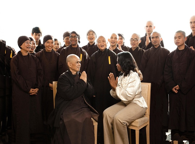 Thiền sư từng nói chuyện cùng Oprah Winfrey, ngôi sao, truyền hình, tỷ phú Mỹ, trong một cuộc phỏng vấn hồi tháng 9/2009 tại New York. Theo Winfrey, ông là một nhà sư Phật giáo có 60 tuổi đạo, cũng là một người thầy dạy học, một nhà văn, một người can đảm gióng lên tiếng nói chống chiến tranh. Ảnh: Lang Mai