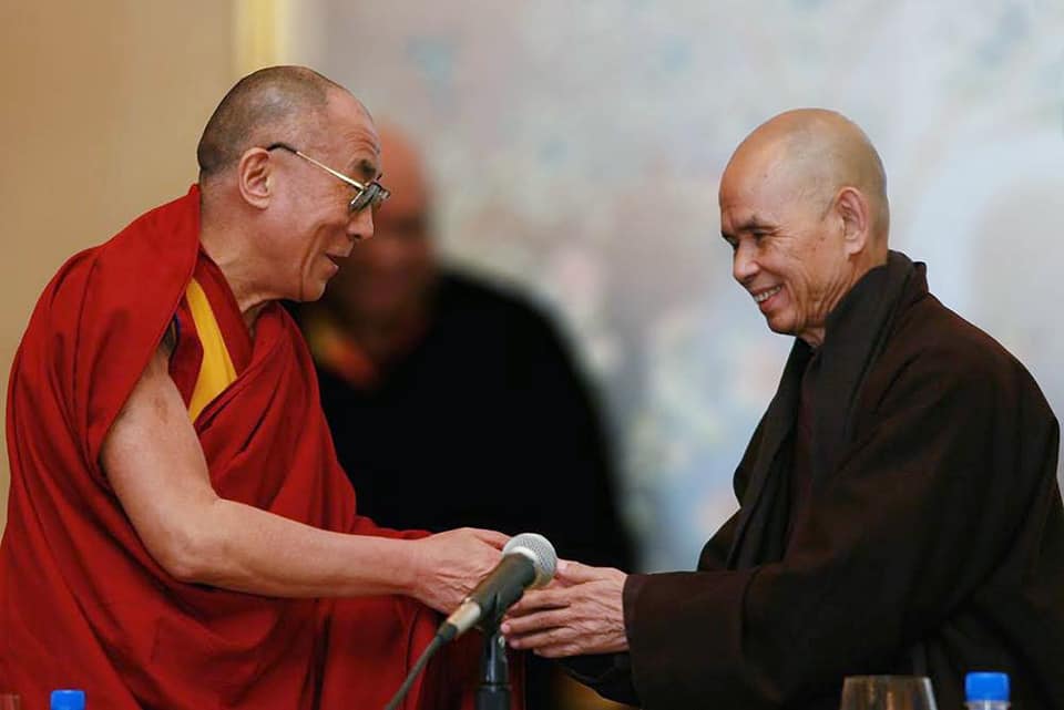 Với những hoạt động không ngừng nghỉ, thiền sư Thích Nhất Hạnh được coi là một trong những lãnh đạo Phật giáo có ảnh hưởng nhất ở phương Tây. Trong ảnh, thiền sư (phải) trong một cuộc gặp mặt với Đạt Lai Lạt Ma (áo đỏ) vào năm 2007. Ảnh: Internet