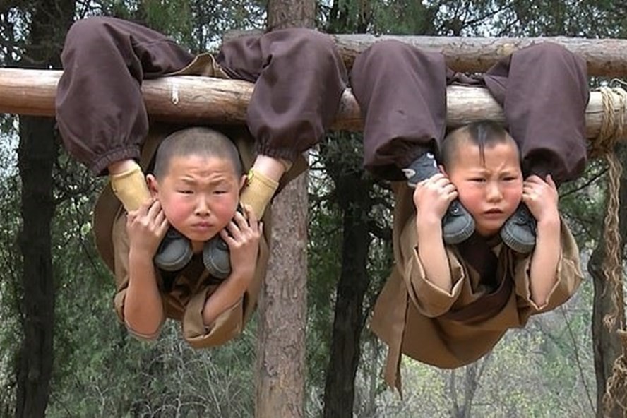 Chú tiểu Thiếu Lâm nén nước mắt chịu đau luyện tuyệt kỹ kungfu