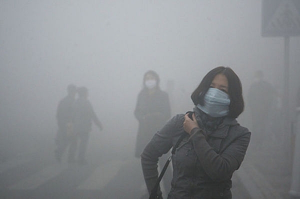 Tại một thành phố phía bắc Trung Quốc, nơi mức độ ô nhiễm vượt hơn 40 lần so với tiêu chuẩn an toàn quốc tế, người dân phải bịt kín khi ra đường.