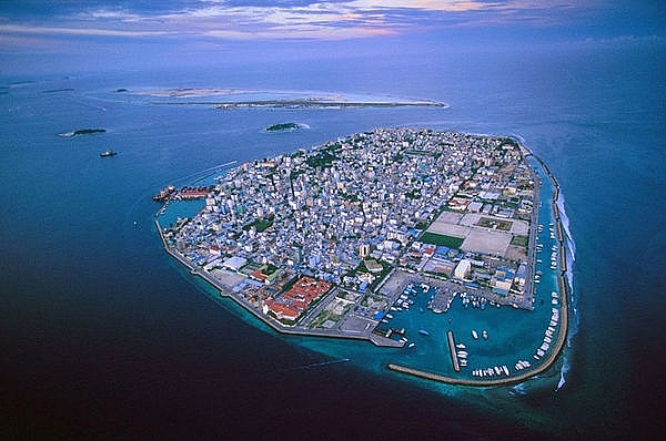 Quốc đảo xinh đẹp Maldives được dự đoán sẽ chìm trong vòng 50 tới do biến đổi khí hậu và ô nhiễm môi trường.