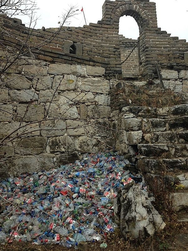 Vạn Lý Trường Thành, một trong 7 kỳ quan thiên nhiên thế giới ở Trung Quốc cũng chứa đầy rác thải do khách tham quan để lại.