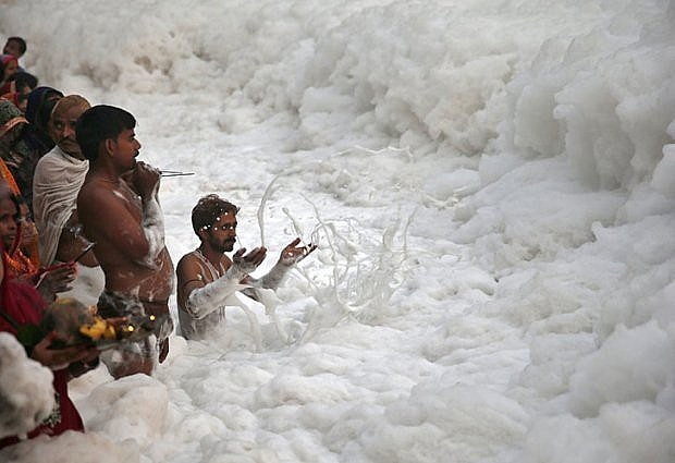 Con sông Yamuna ở Ấn Độ bị ô nhiễm đến mức nước sông hình thành những bọt biển dày, trắng xóa.