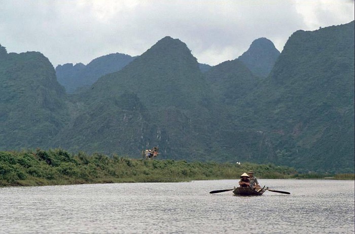 Cảnh thiên nhiên kỳ vĩ ở suối Yến.